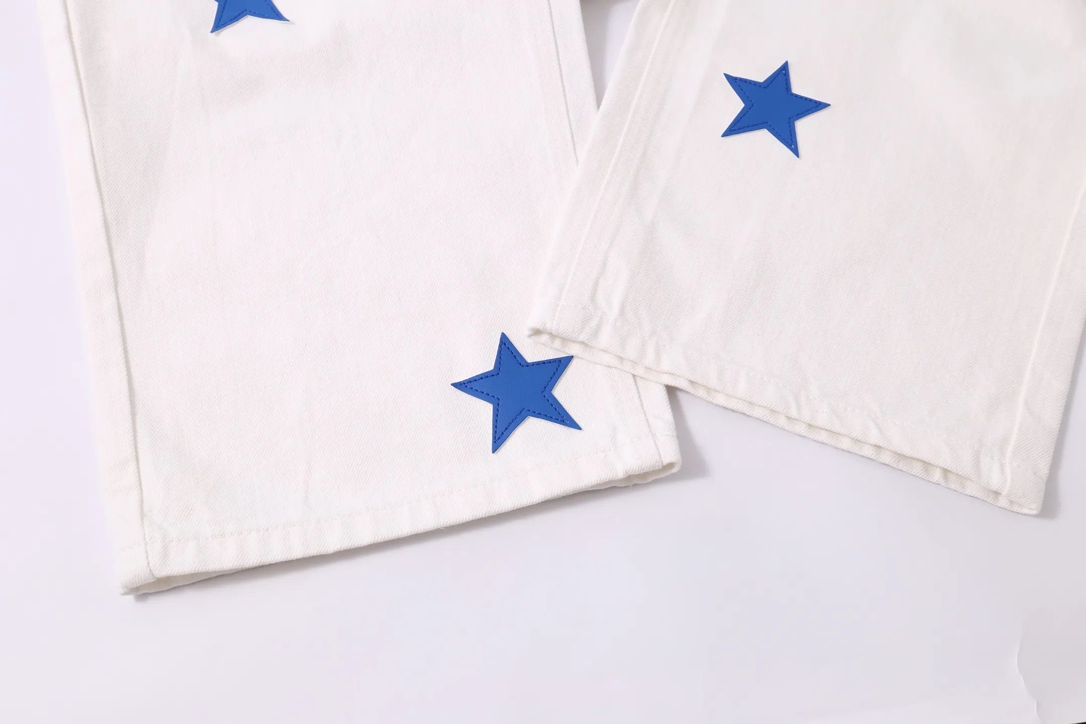P210 Style No.: H899 [Men’s zipper style] Croxin & 𝐂𝐡𝐫𝐨𝐦𝐞 𝐇𝐞𝐚𝐫𝐭 ss25 new white Miami star 💫 blue leather jeans. Styles with different washed textures are very friendly to people with thin legs. The slightly flared version perfectly modifies the leg shape. The timeless and moderate length makes it easy to match and match. It is the basis for various styles and is a must-have in your wardrobe! The fabric is stiff but also makes the upper body soft without losing texture. The washing process is even more perfect. It is a must-have item for everyone! ! ! Washed wheat, hang tag, pants label, complete with three labels Color: white Size: 30-32-34-36